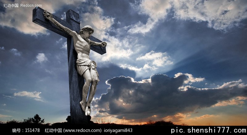 天空下的十字架上的耶稣图片图片